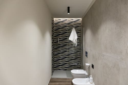 Moderno bagno dell'hotel Mas Collection a Bari, con cabina doccia a motivi geometrici e sanitari bianchi