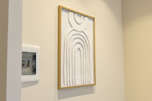 Arte grafica minimalista moderna su parete color crema nella camera dell'hotel Mas Collection, Bari, Italia