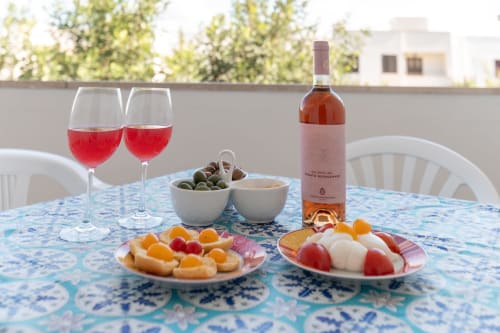 Terrazza di Il Porticciolo con rosé, stuzzichini e posti a sedere con vista sul giardino