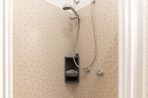 Doccia moderna con soffione pioggia e doccetta manuale presso l'appartamento Il Porticcolo Vacanze, Villanova