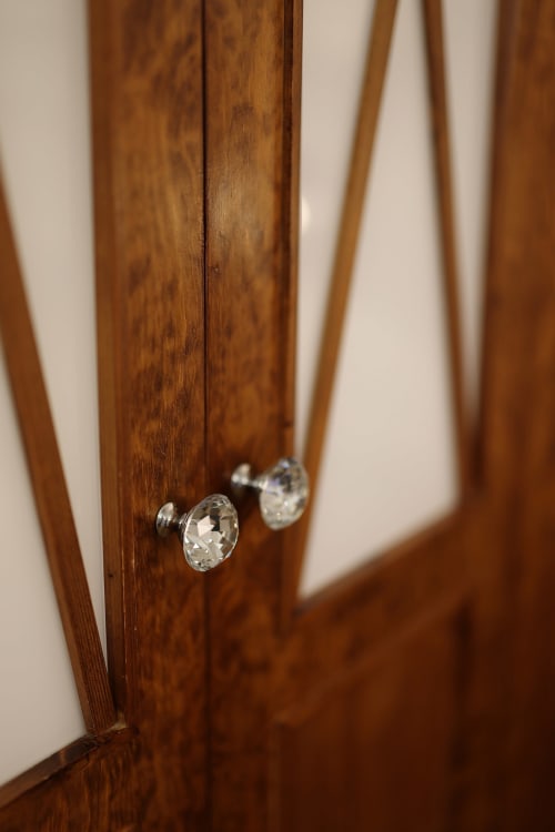 Pomos de cristal en puerta de armario de madera en hotel Torre de Quintana de Suances