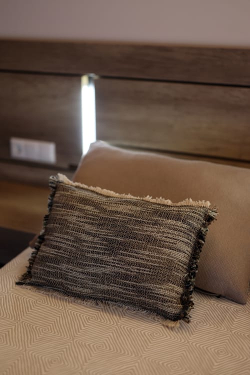 Cojín con textura en sofá beige del hotel Torre de Quintana en Suances