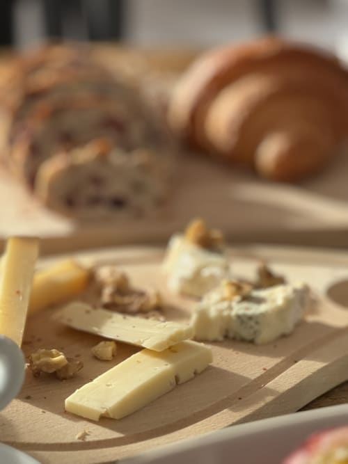 Fromage frais et noix sur planche en bois à L'instant D'un Séjour B&B au Gua