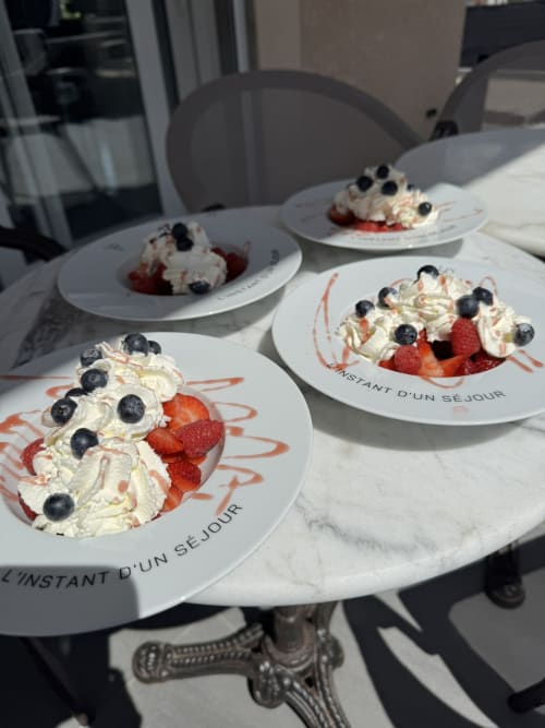 Desserts aux fruits rouges et crème à L'instant D'un Sejour, gîte de charme au Gua, France