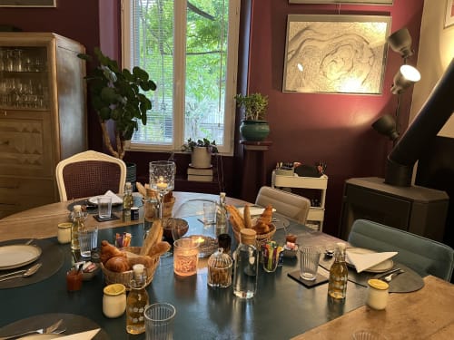 Salle à manger élégante de la Maison Gerval B&B à Bédoin, murs bordeaux, table dressée avec croissants et couverts