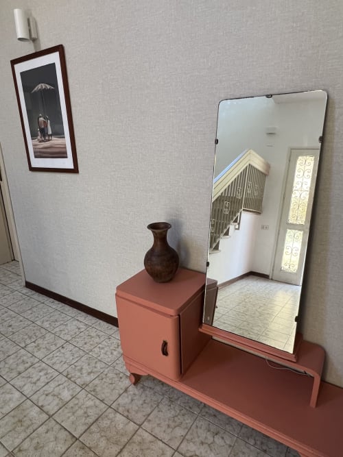 Ingresso in stile vintage a Selva Marina a Riccione con mobili in terracotta, vaso scuro, opere d'arte incorniciate e specchio