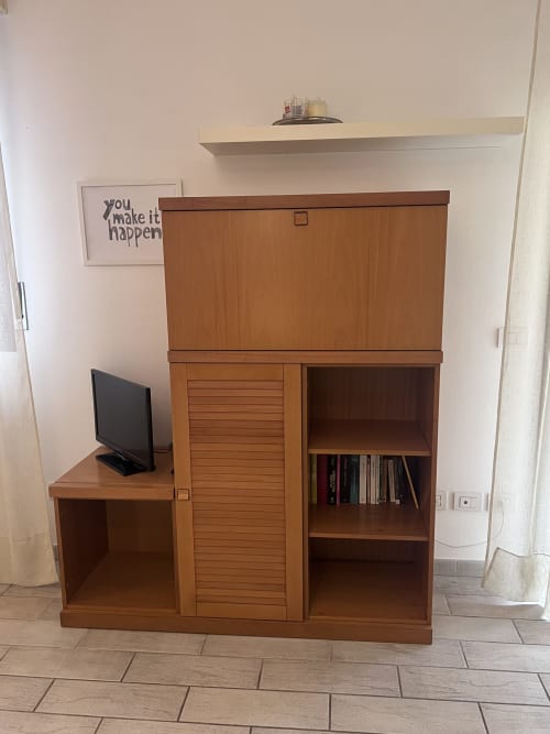 Mobile intrattenimento in stile mid-century con scaffali, ripostiglio e zona studio nell'appartamento Selva Marina di Riccione