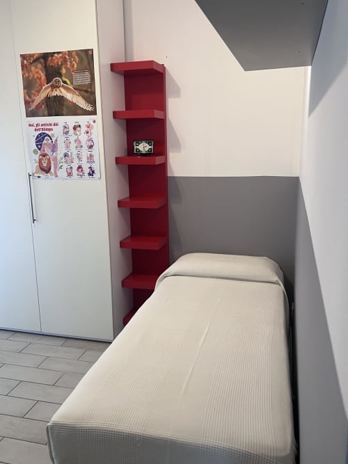 Camera moderna presso Selva Marina Casa Vacanze con letto singolo, scaffali rossi e poster dei Giochi Olimpici a Riccione
