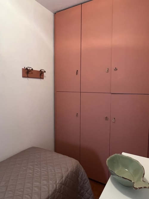 Angolo camera da letto a Selva Marina, Riccione con armadio in terracotta, letto e arredamento vintage