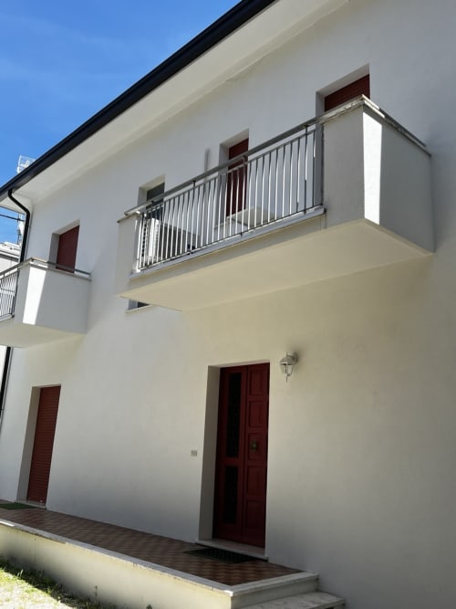 Villa bianca moderna con balcone presso Selva Marina Casa Vacanze a Riccione, Italia