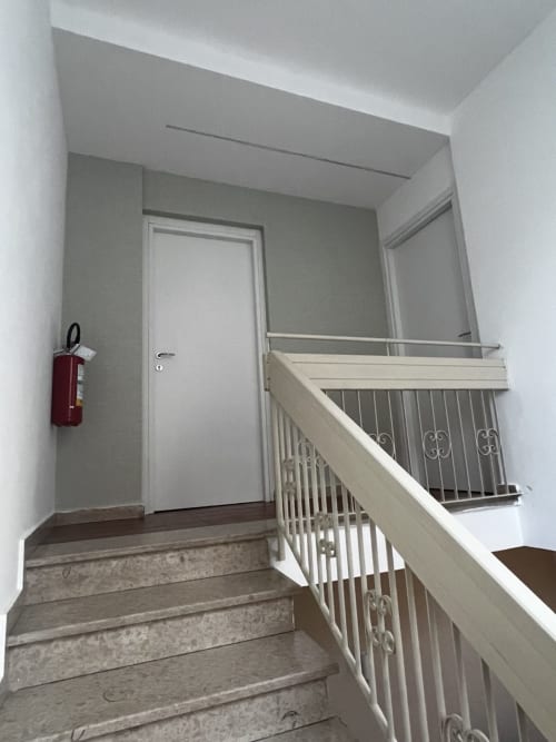Scala della suite La Casetta Vintage presso Selva Marina Casa Vacanze a Riccione, con ringhiera bianca e gradini in legno