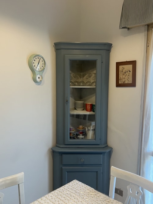 Antico mobile angolare blu con ante in vetro nell'appartamento La Casetta presso Selva Marina Casa Vacanze, Riccione, in esposizione