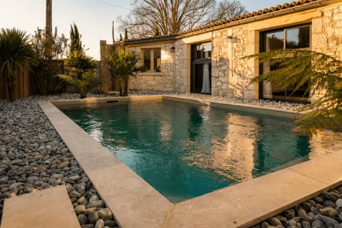 Cottage Maison Azur avec piscine privée au Clos Divin, Doué-la-Fontaine, façade en pierre et terrasse