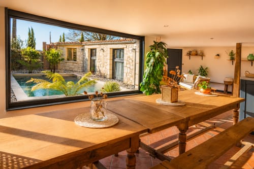 Salle à manger ensoleillée du gîte Maison Azur avec vue sur la piscine privée au Clos Divin, Doué-la-Fontaine