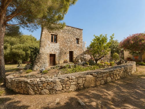 Villa en pierre à L'Île-Rousse, jardin fleuri avec terrasse, Santa Reparata di Balagna