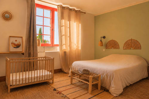 Chambre familiale chaleureuse au gîte Le Clos Divin avec lit bébé en bois, lit queen et décoration rustique à Doué-la-Fontaine