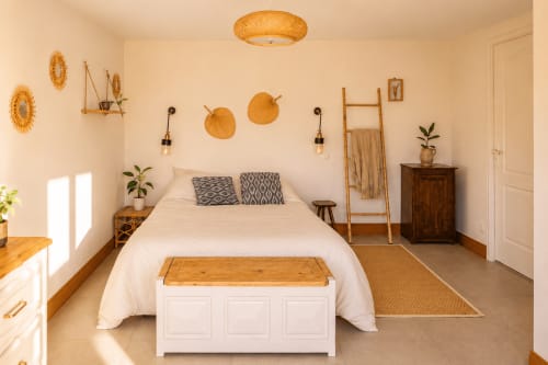 Chambre lumineuse du gîte Le Clos Divin avec lit queen, linge blanc, mobilier bois et décoration murale tissée