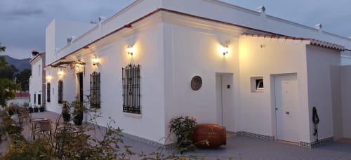 Hotel Boutique Alcazaba Salobreña al atardecer con muros blancos, terraza iluminada y arquitectura tradicional en Granada