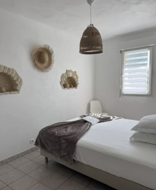 Moderne slaapkamer in L'arbre Qui Chante in Saint Sauveur de Cruzières met wit bed, gevlochten decoratie en hangende lamp