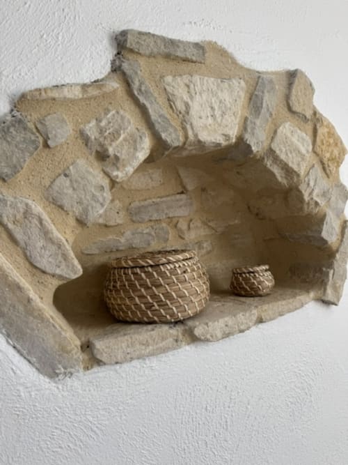 Stenen nis met geweven manden bij L'arbre Qui Chante, Studio Olive appartement in Saint Sauveur de Cruzières