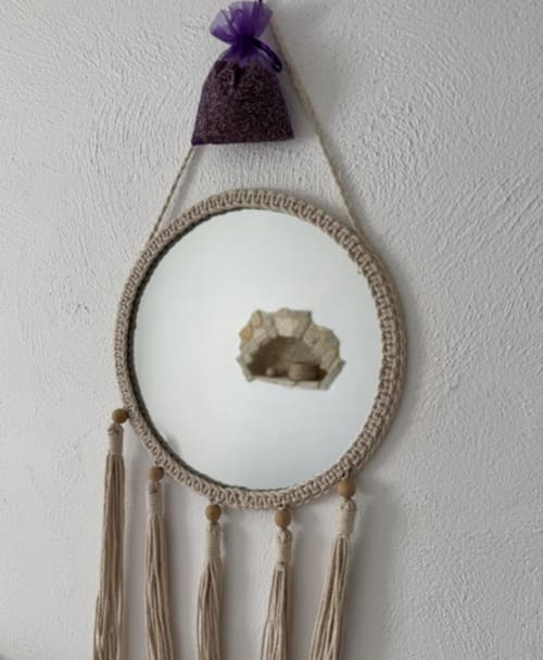 Decoratieve bohemien-stijl wandhanger met spiegel in L'arbre Qui Chante B&B, Saint Sauveur de Cruzières