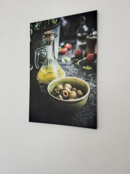 Schaal groene olijven met fles olijfolie in Studio Olive bij L'arbre Qui Chante, Saint Sauveur de Cruzières