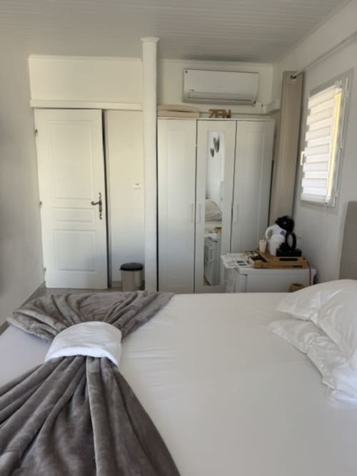 Lichte slaapkamer met twee eenpersoonsbedden in de Abrikoos kamer van B&B L'arbre Qui Chante, Saint Sauveur de Cruzières, met airconditioning