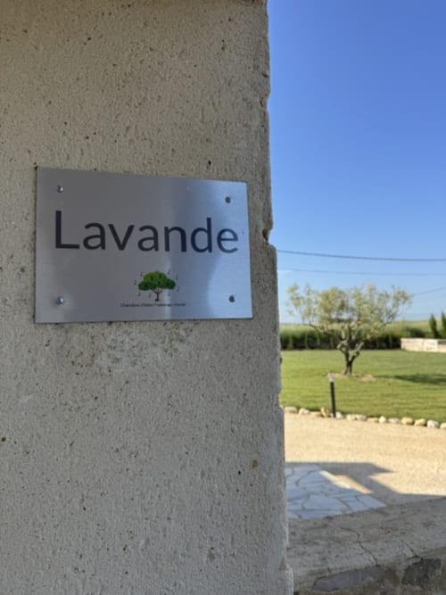 Lavendel-kamerbord op betonnen muur bij L'arbre Qui Chante B&B, Saint Sauveur de Cruzières, met uitzicht op het platteland