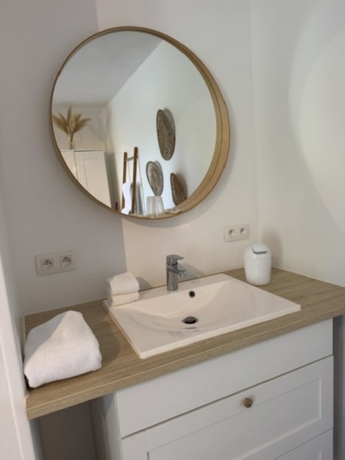 Modern badkamerramewerk met rond spiegeltje in de kamer Romarin van B&B L'arbre Qui Chante, Saint Sauveur de Cruzières