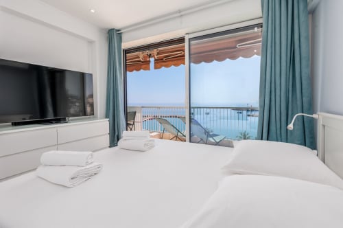 Chambre avec vue mer à la Riviera Home à Roquebrune-Cap Martin, balcon sur la Méditerranée, télévision écran plat, lits jumeaux