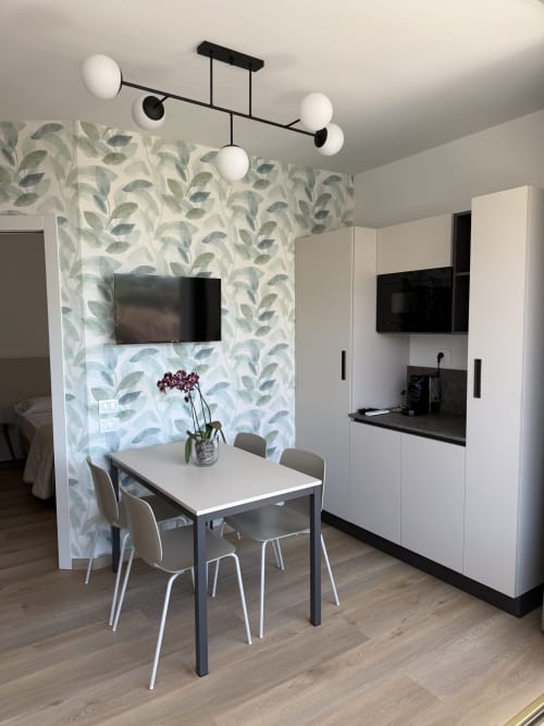 Bilocale Superior apartment at Residenza Sant'Antonio, Sottomarina featuring modern dining area with leaf-patterned wallpaper