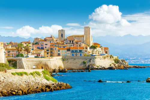 Village côtier coloré perché sur des falaises rocheuses dominant les eaux turquoise méditerranéennes près de Spéracèdes, France