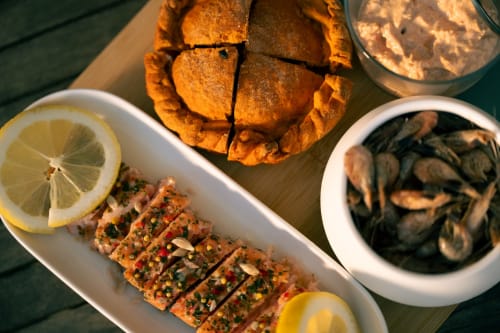 Plateau de fruits de mer avec moules, poisson grillé, pain croustillant et citron à La Maison du Potier, Valras-Plage