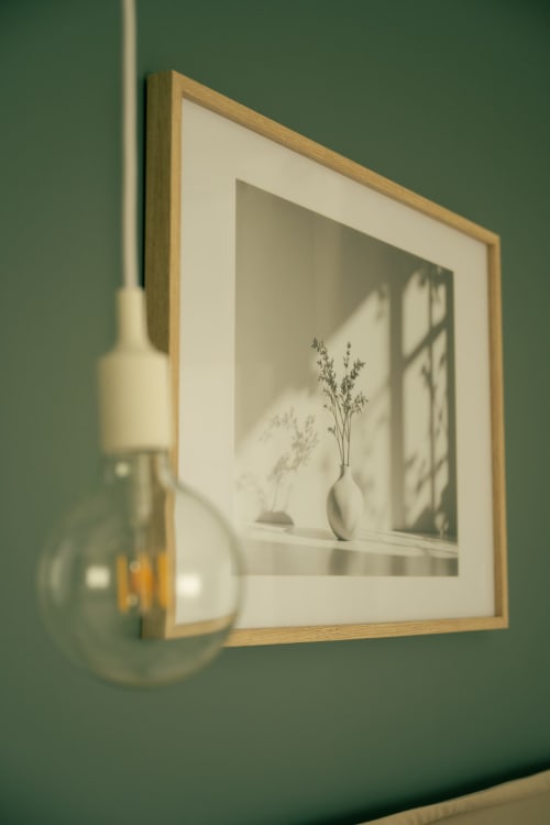 Art minimaliste encadré avec fleurs séchées en vase à La Maison du Potier, Valras-Plage