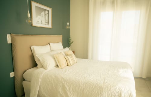 Chambre lumineuse à La Maison du Potier B&B à Valras-Plage, aux murs vert sauge et literie crème
