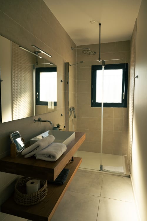 Salle de bains moderne à La Maison du Potier B&B à Valras-Plage avec douche à l'italienne et meuble vasque en bois