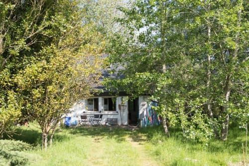 Le Mouton Pêcheur cottage at Le Lama Zébré B&B in Penmarch, surrounded by lush trees and greenery
