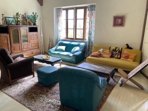 Colorful living room at Le Lama Zébré cottage in Penmarch with teal seating and yellow sofa