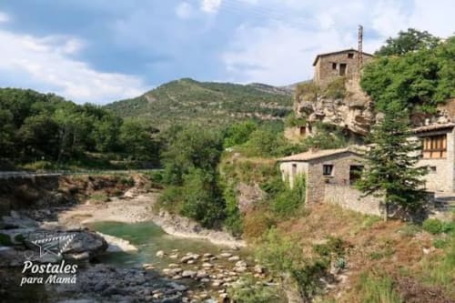 Apartamento de pueblo de piedra con río, montañas de los Pirineos en Montgat, paisaje boscoso y arquitectura tradicional