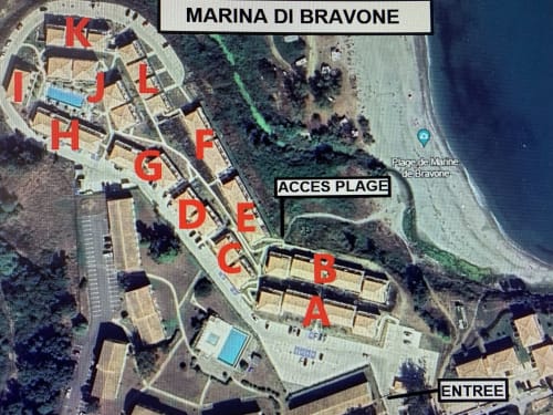 Mappa aerea della Residenza Marina di Bravone a Linguizzetta che mostra l'accesso alla spiaggia, gli edifici e la disposizione del parcheggio