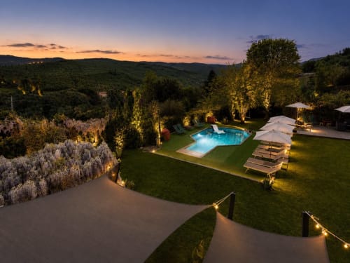 Gan Eden B&B al crepuscolo: piscina illuminata, giardini curati e campagna toscana a San Benedetto del Querceto