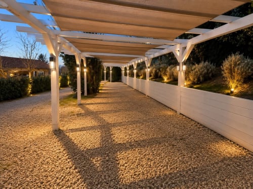 Passaggio illuminato della pergola presso la struttura Gan Eden B&B a San Benedetto del Querceto, Italia