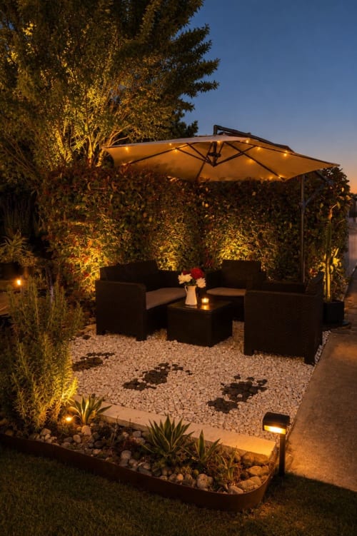 Patio illuminato al tramonto presso Gan Eden B&B a San Benedetto del Querceto con sedute lounge sotto ombrellone