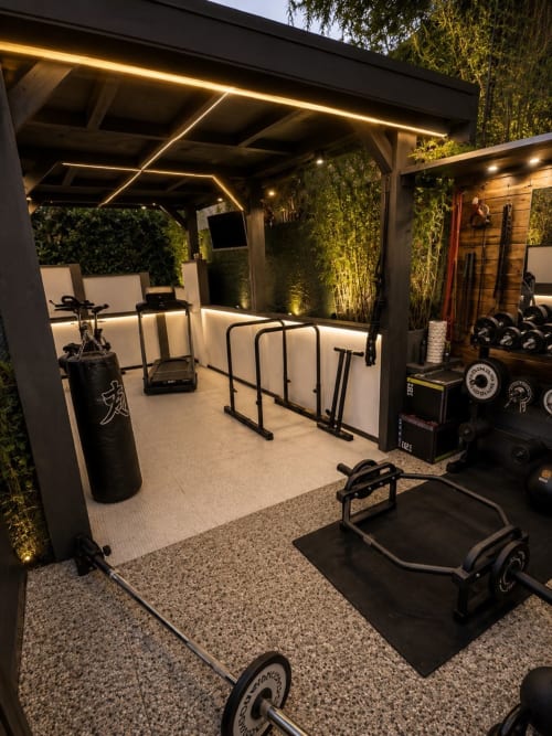 Moderna palestra esterna al Gan Eden B&B di San Benedetto del Querceto con attrezzature fitness sotto pergola illuminata