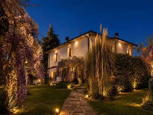 Gan Eden B&B, vista notturna con giardini illuminati e glicine a San Benedetto del Querceto