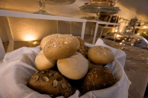 Assortimento di pani freschi e panini presso il Gan Eden B&B, San Benedetto del Querceto, Italia