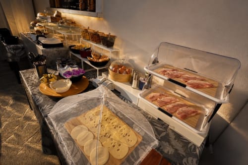 Colazione a buffet del Gan Eden B&B con formaggi, salumi, pane e frutta fresca a San Benedetto del Querceto