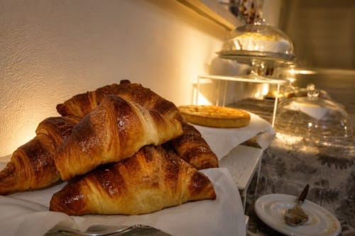 Cornetti appena sfornati presso la struttura Gan Eden a San Benedetto del Querceto, Italia