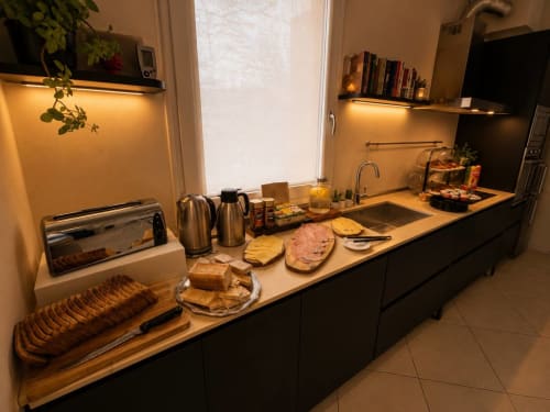 Cucina del B&B Gan Eden con pane, salumi e bevande sul bancone, San Benedetto del Querceto