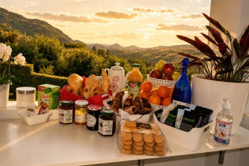 Colazione al Gan Eden B&B con pasticcini, frutta, marmellate e vista sulla campagna toscana, San Benedetto del Querceto